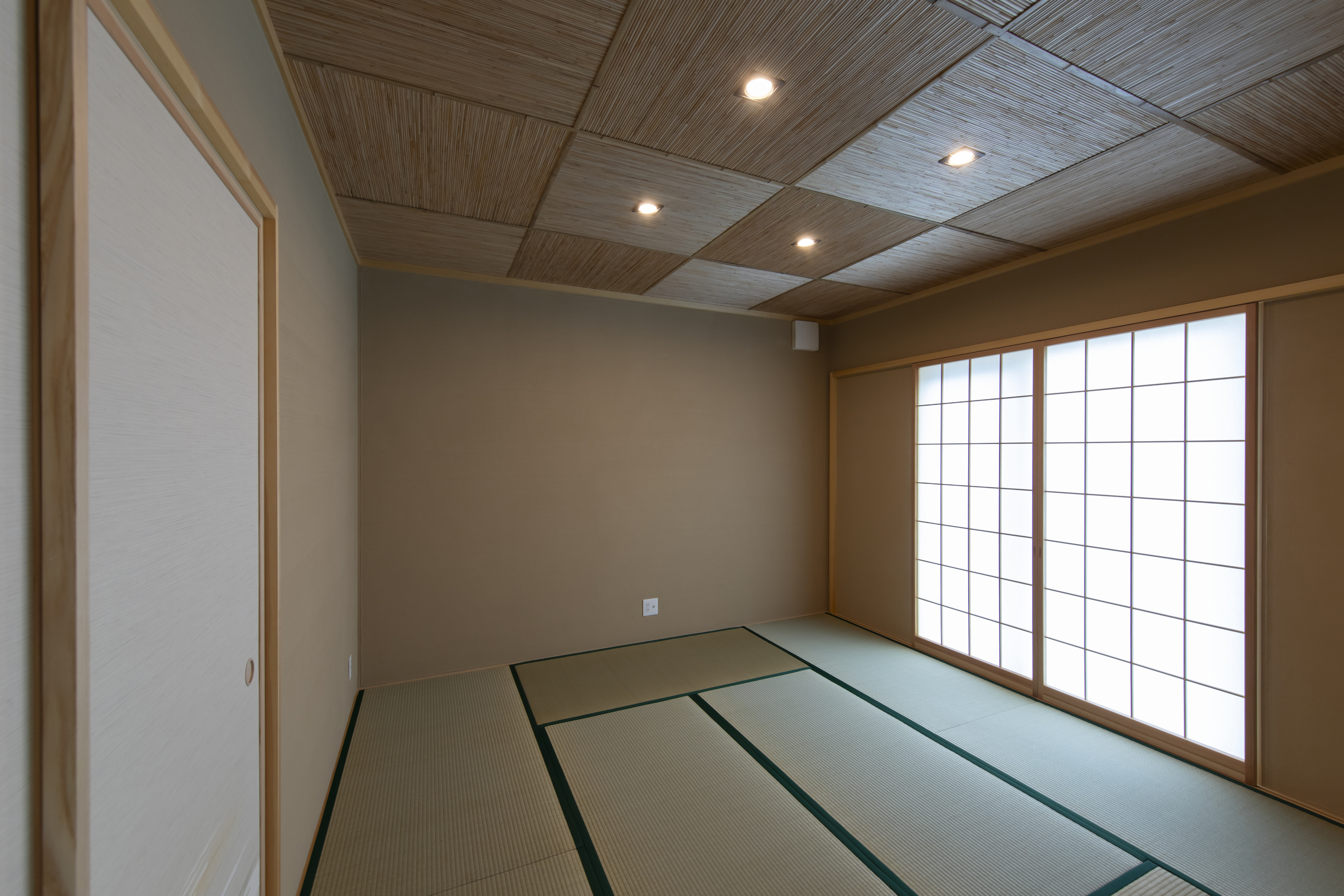 和モダンの要素と自然素材が融合する、多様な空間を備えた家 - photo 3