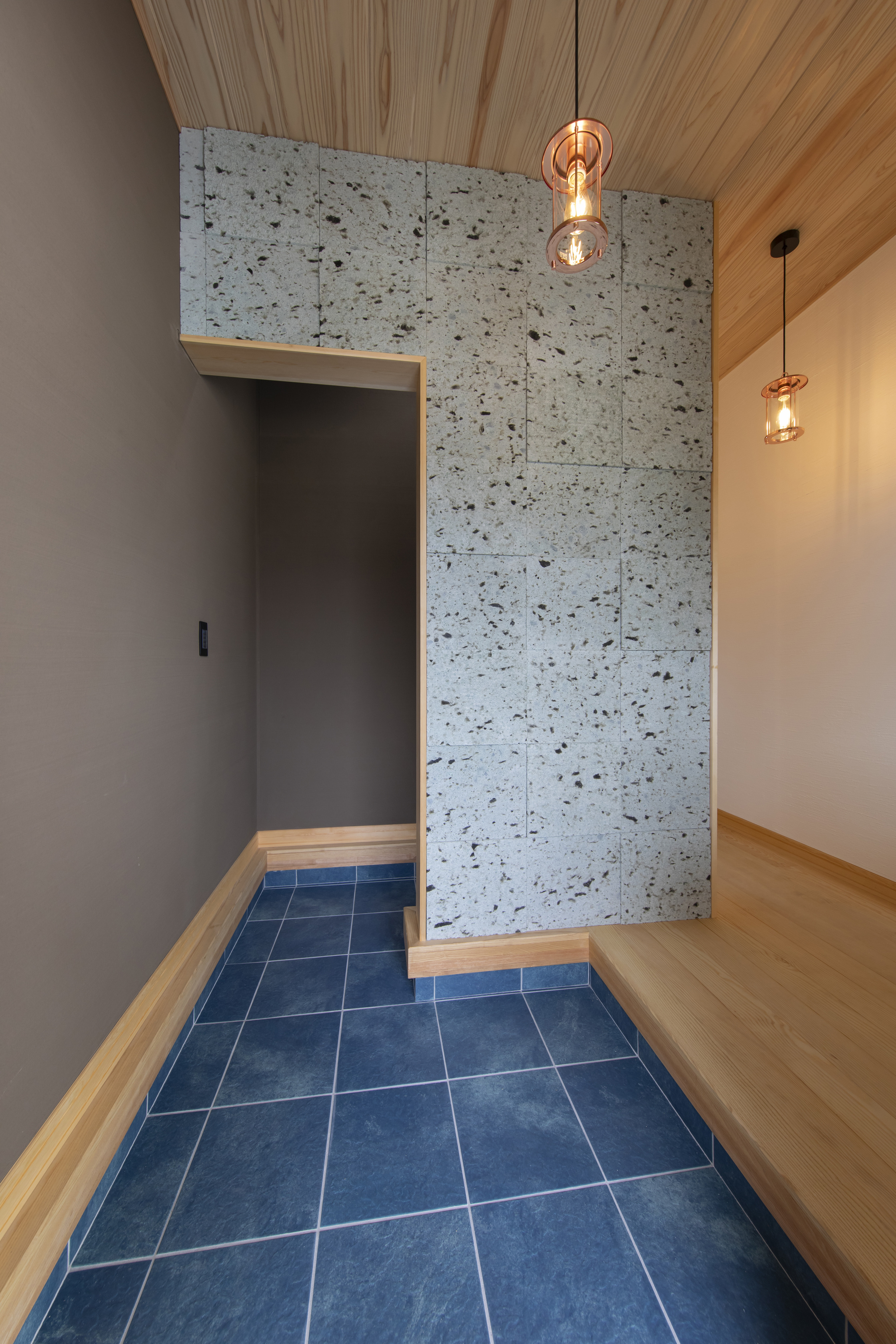 和モダンの要素と自然素材が融合する、多様な空間を備えた家 - photo 5